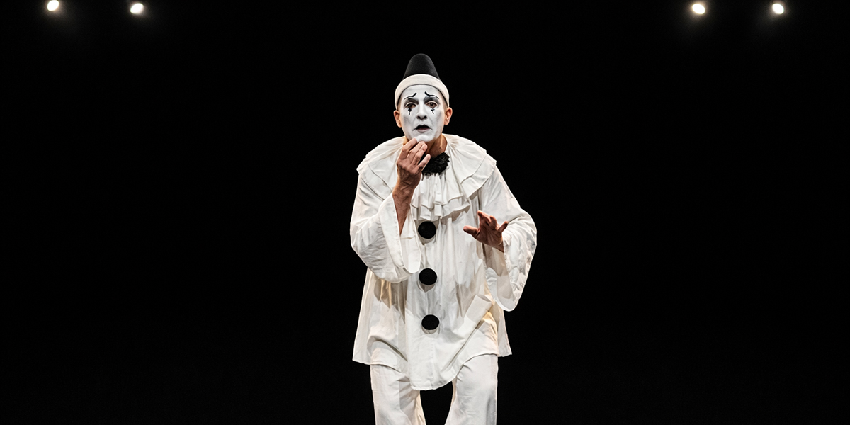 Mime blanc style Pierrot en spectacle de Noël !