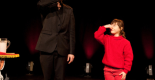 Tour de magie avec un enfant