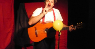 Clown musicien avec sa guitare