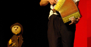 Clown musicien et son accordéon