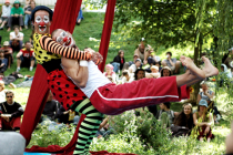 Spectacle de clowns et tissu aérien