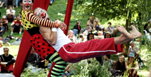 Spectacle de clowns et tissu aérien