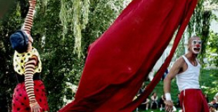 Spectacle drappé aérien avec des clowns